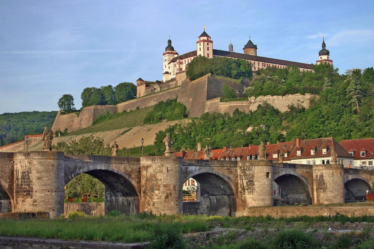 ➤Private Room - Heart Of Downtown With Terrace Wurzburg Exterior photo